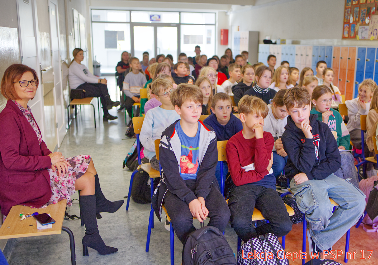 Uczniowie IV klasy i nauczyciele w PSP nr 17.
