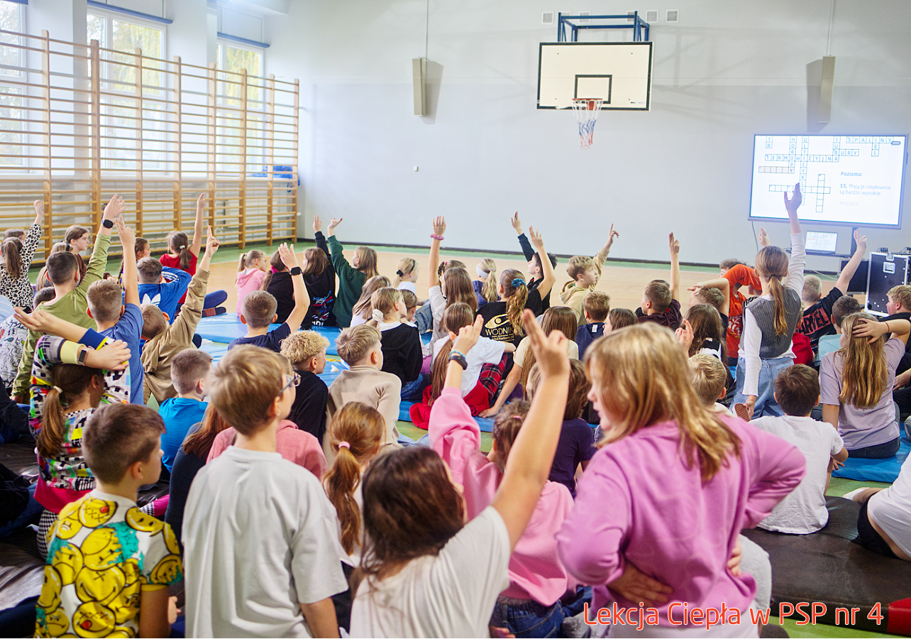 Dzieci z klas IV PSP nr 4 zgłaszają się do odpowiedzi podczas lekcji ciepła.